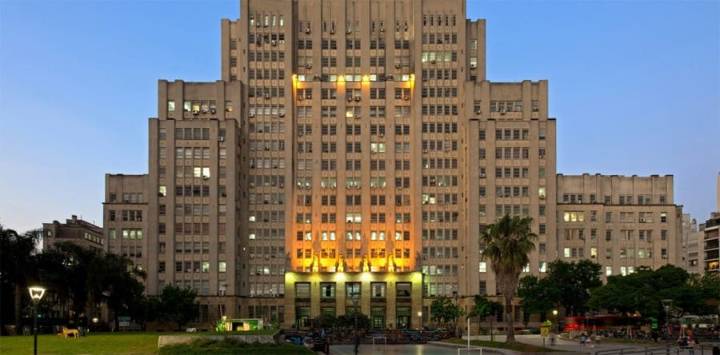 Murió un estudiante de la UBA al caer al vacío en la Facultad de Medicina: investigan cómo ocurrió