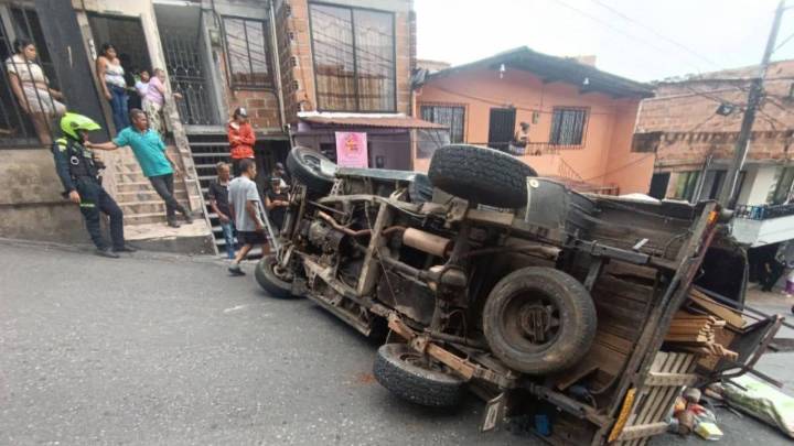 Camión de trasteos se volcó mientras trepaba por una empinada vía de Bello
