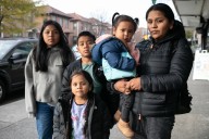 Agentes de ICE apuntan con armas y maltratan a una madre frente a sus cuatro hijos