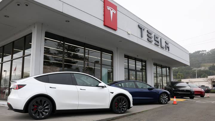 Tesla faces widening federal probe into door handle safety issues