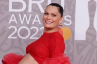 Jessie J no puede contener el llanto al recordar su aborto espontáneo de 2021 en un concierto