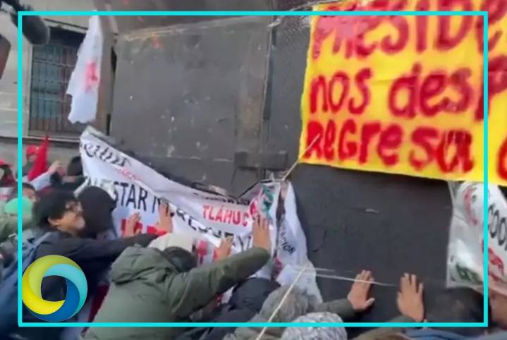 Maestros de la CNTE protestan en CDMX; intentan tirar vallas y se enfrentan a policías