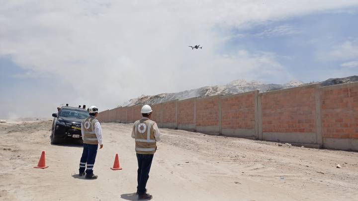 OEFA continúa supervisando incendio en el botadero Alto Intiorko en Tacna