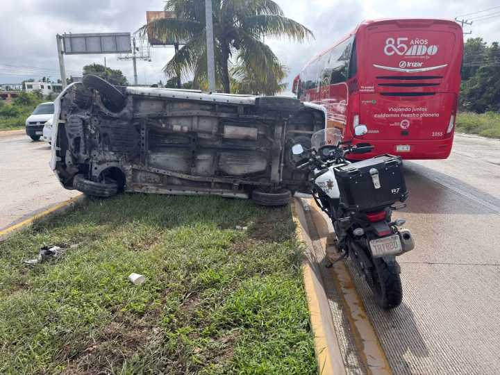 Choque y volcadura en el bulevar Colosio deja un vehículo con daños mayores