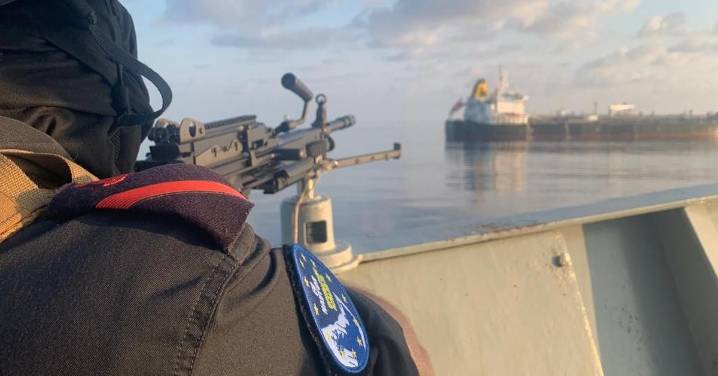 La fragata española 'Victoria' libera un buque maltés de piratas somalíes