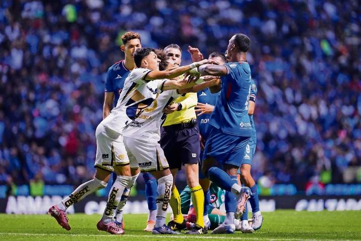 Claudio Suárez crítica fuertemente el tema de la indisciplina en los Pumas de Efraín Juárez