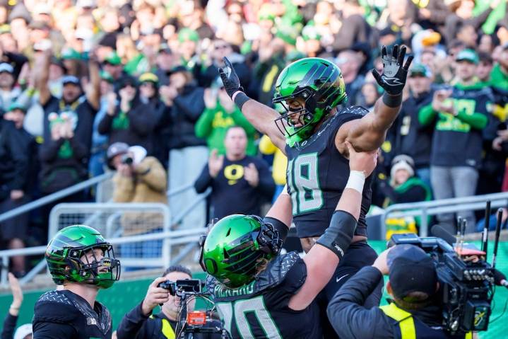 Deadspin | No. 7 Oregon outguns No. 15 USC to stay on track for CFP spot