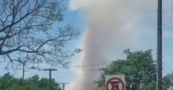 [URGENTE] Fuerte incendio en una finca salteña: varias familias están en peligro