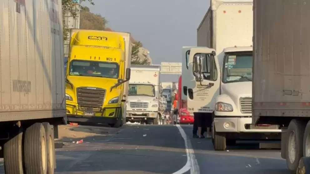 Concluyen bloqueos carreteros tras acuerdo de transportistas y agricultores con Segob