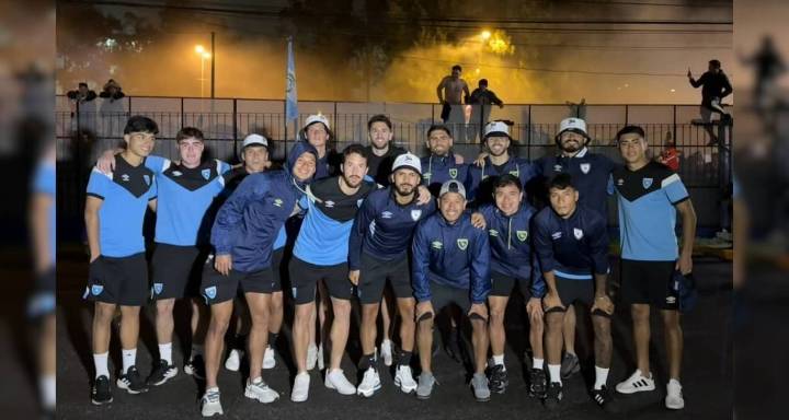 Guatemala despierta a Panamá con una serenata estruendosa frente a su hotel