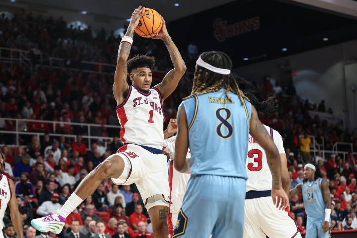 Deadspin | No. 5 St. John's opens with rout of overmatched Quinnipiac