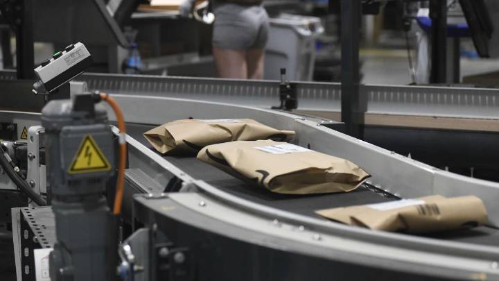 Los trabajadores de Amazon en Murcia rebajan la tensión y reducen los días de huelga para el Black Friday