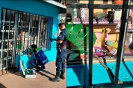 Robo filmado en Paraná: una pareja rompió un vidrio y sustrajo mercadería por $300.000