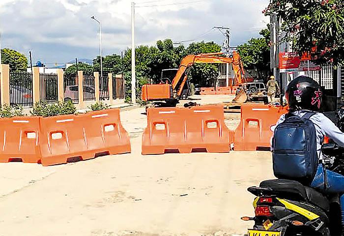 Gobernación hace pavimentación de una calle en lote privado en Sector Líbano 2000