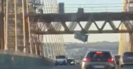 Se investigan las causas de la caída de un aseo portátil desde una grúa en el puente del Centenario