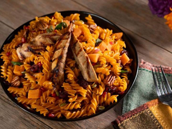 Pasta con ensalada otoñal