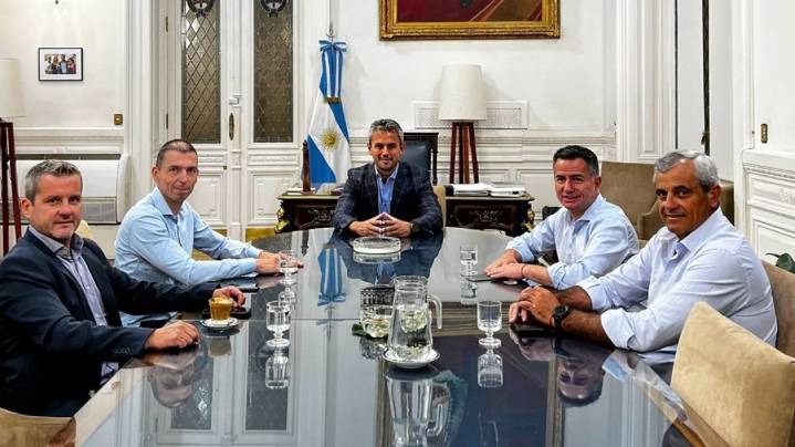 Continúa el éxodo de dirigentes radicales y del PRO a LLA: ahora se sumó Picat