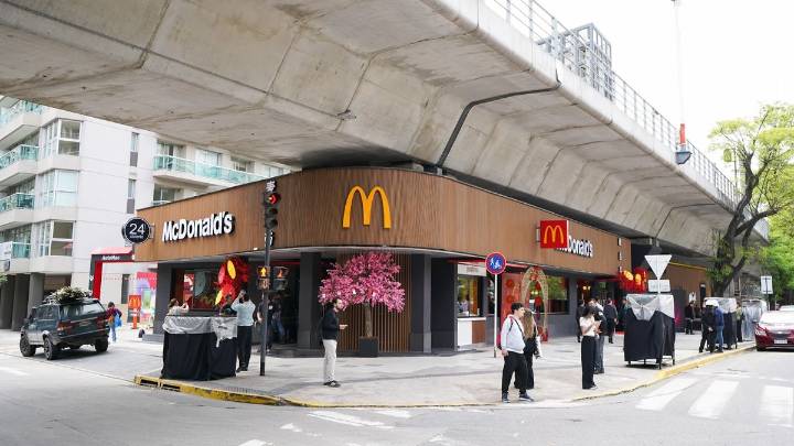 McDonald's inauguró nuevo local en el Barrio Chino, el único del país con productos inspirados en la cocina oriental