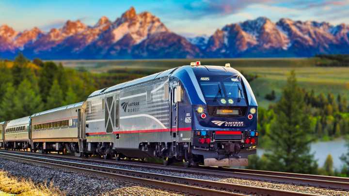 Amtrak Issues Thanksgiving Warning As Passengers Notice $300 “Scam” They Say Is The “Funniest” They’ve Ever Seen