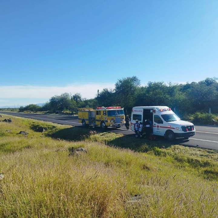 Conductor pierde el control de su vehículo y sale de la carpeta asfáltica