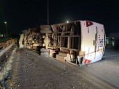 Autobús de pasajeros sufre aparatosa volcadura en Francisco I. Madero, Coahuila