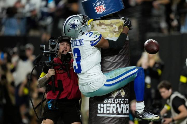 Cowboys honor Kneeland, then get 4 TD passes from Prescott in 33