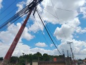 Reportan un poste eléctrico a punto de colapsar en la Avenida Libertador