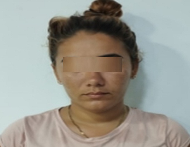 ¡Impactante! Madre arrestada por compartir pornografía infantil de sus propias hijas.