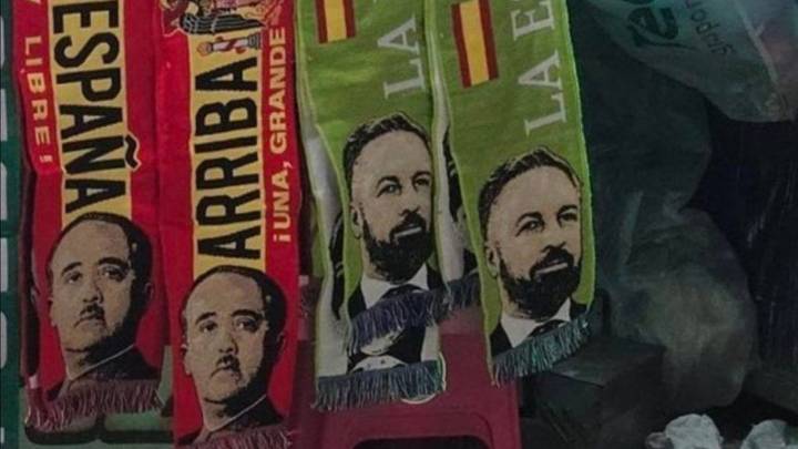 Polémica en Castellón: venden una bufanda de Franco con el lema "Arriba España" junto a la de Abascal