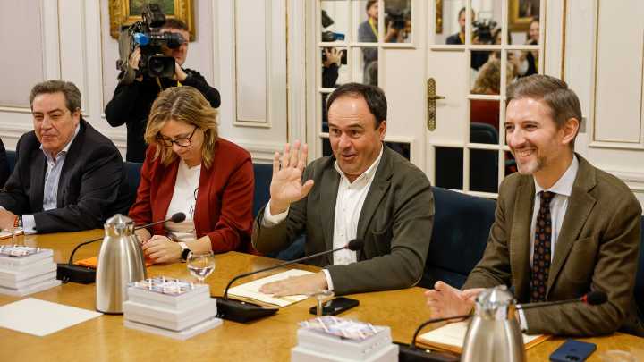 Vox y el PP admiten que hay contactos pero las direcciones regionales aún no han negociado nada