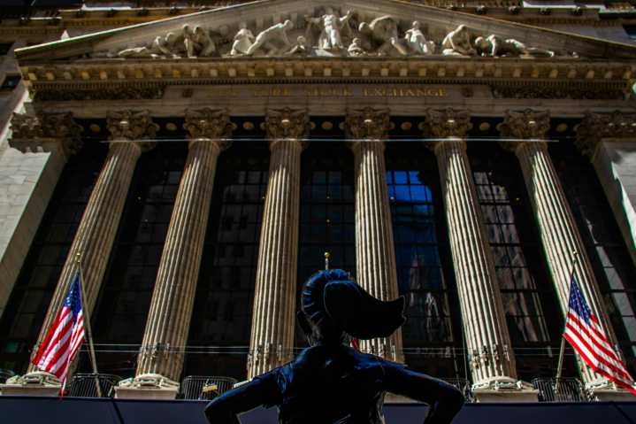 Dow Jones (-0.3%), S&P 500 (-0.4%) y Nasdaq (-0.5%) abren a la baja por dudas sobre las tasas de la Fed y a la espera de Nvidia