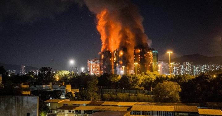 Suman 13 muertos y 28 heridos por incendio en varios edificios en Hong Kong