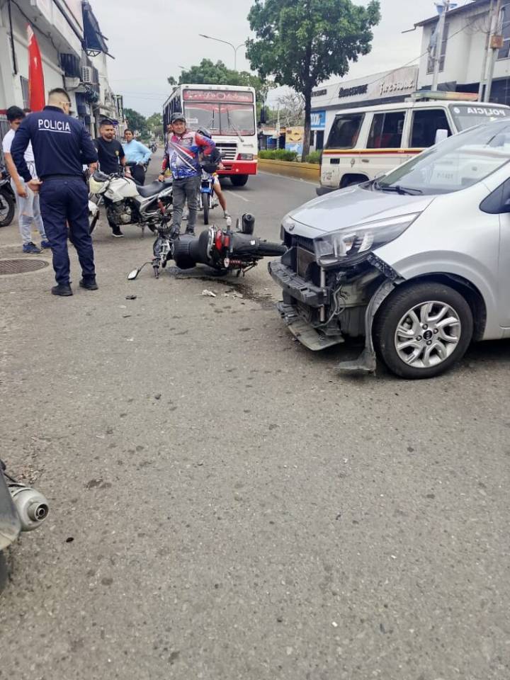 Colisión de carro y moto en la avenida Venezuela de San Antonio