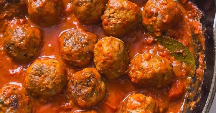 ¡Tiembla el pan!: cómo hacer albóndigas en salsa de tomate