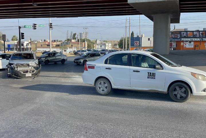 ‘Yo me pasé en verde’: choque entre taxi y camioneta provoca caos vial en Saltillo