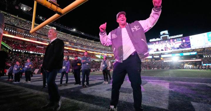 ‘New Year’s Rockin’ Eve' co-hosts are Chance the Rapper, Rob Gronkowski, Julianne Hough and Rita Ora