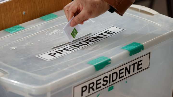 Elecciones en Chile y referéndum en Ecuador, en directo: abren los colegios electorales para elegir al sucesor de Boric