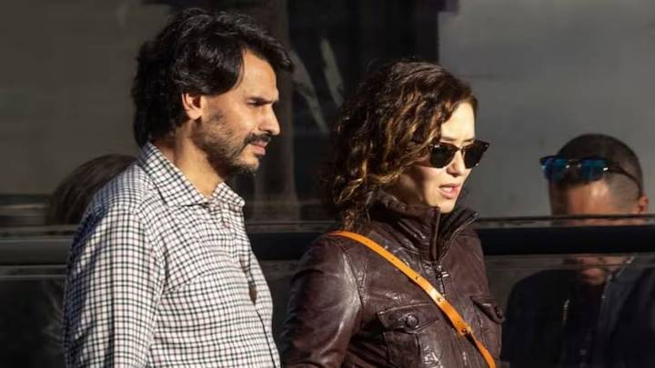 El novio de Ayuso compra también el ático del edificio en el que vive con la presidenta