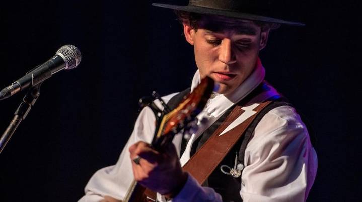 A los 14 años vendió su PlayStation para grabar su primer disco y ahora ganó millones en un programa de TV