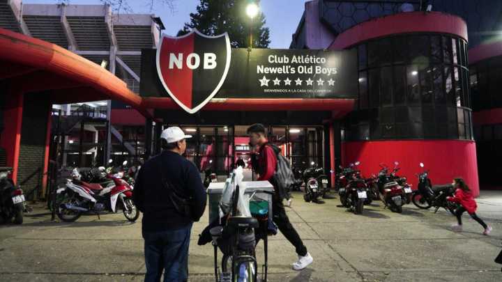 Los empleados de Newell's también reclaman el sueldo y no descartaron una medida de fuerza