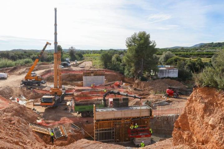 La Generalitat reconstruye el puente de Pedralba afectado por las riadas y multiplica por cinco su longitud para adaptarlo al nuevo cauce