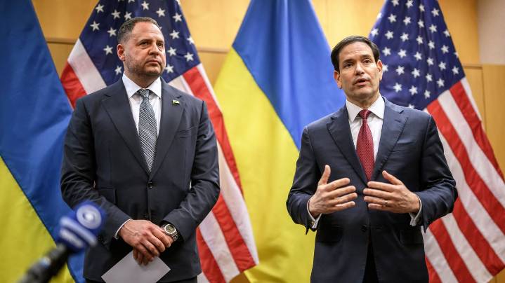 Zelensky ready to meet Trump over Thanksgiving to finalize deal, top aide tells Axios