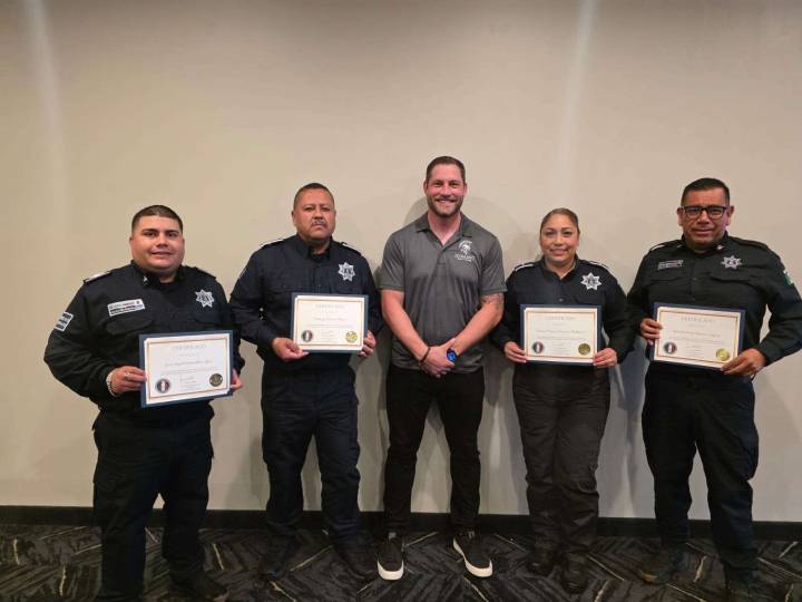 Capacitan a agentes en detección de narcóticos en Houston