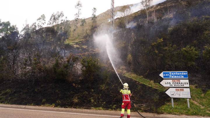 Cantabria tiene activos dos incendios forestales en Las Caldas y Bejes