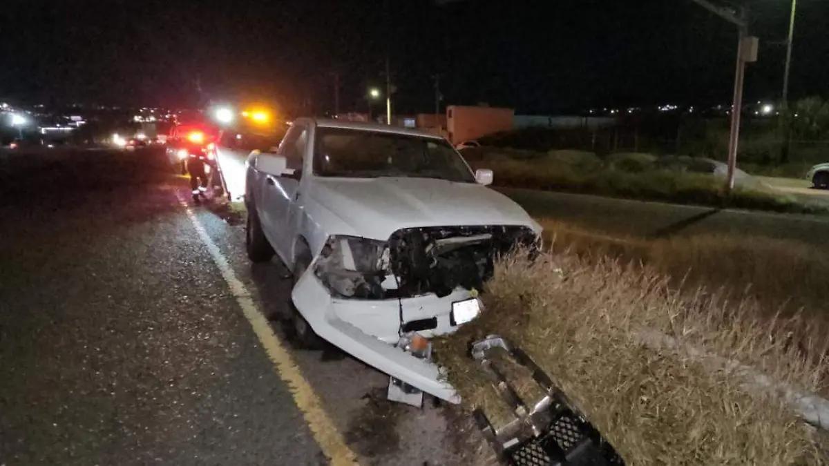 Camioneta se incrustó en barra de contención