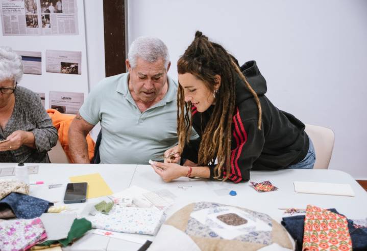 Tararaina recupera saberes de antaño como reciclar, coser y remendar textiles