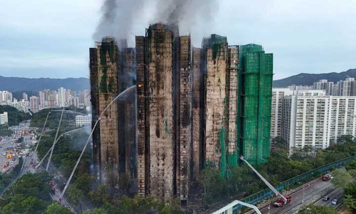 Incendio en Hong Kong deja 128 muertos; autoridades investigan irregularidades en obras de renovación