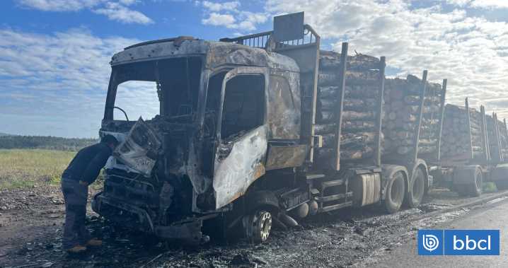 Un camión destruido deja ataque incendiario en Nueva Imperial: lienzo dejado nombra a Julia Chuñil