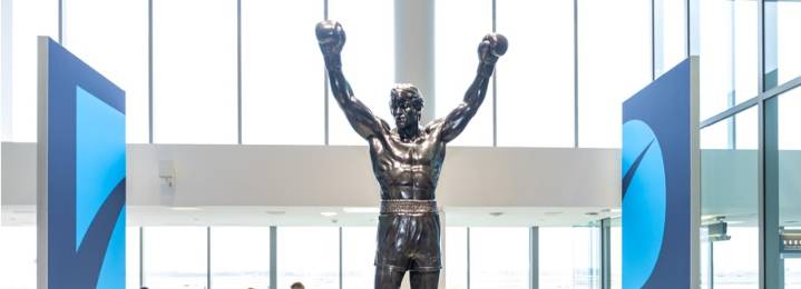 Philadelphia International Airport presentó la estatua de Rocky