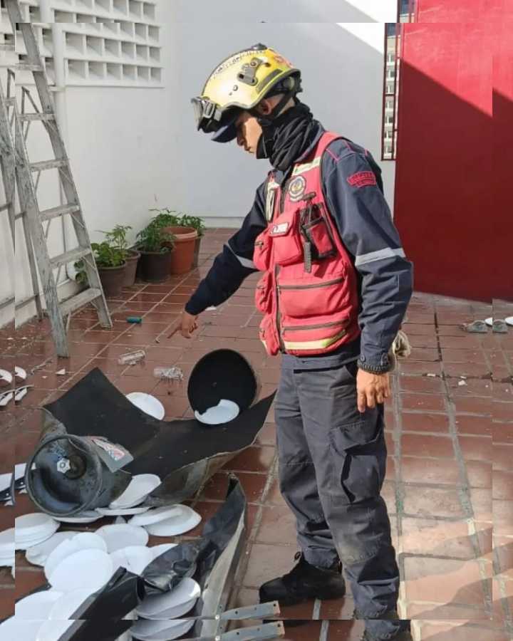 Bomberos de Caracas atienden deflagración de bombona en Libertador de Caracas